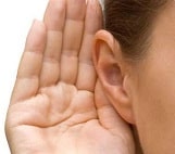 Main portée à l'oreille pour pouvoir mieux écouter